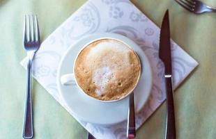 köstlicher, aromatischer Cappuccino zum Frühstück in einem Café im Resort foto