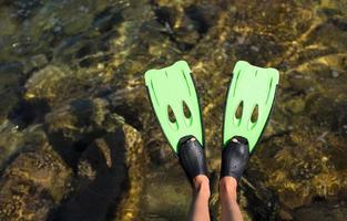 Nahaufnahme der Flossen im türkisfarbenen Wasser foto