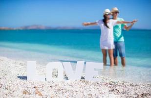 junge glückliche Familie am Strand während der Sommerferien foto