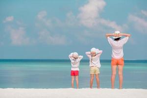Entzückende kleine Mädchen und junge Mutter am tropischen weißen Strand foto
