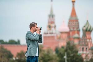 professioneller fotograf mann, der ein stadtfoto macht foto