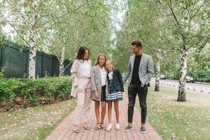 familie mit zwei kindern zurück zur schule foto