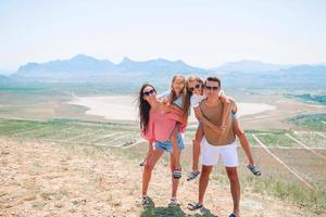 glückliche familie im urlaub in den bergen foto