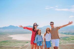 glückliche familie im urlaub in den bergen foto