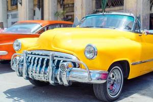 Blick auf den gelben Oldtimer in der Altstadt von Havanna, Kuba