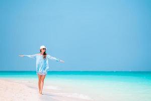 junge modefrau im grünen kleid am strand foto