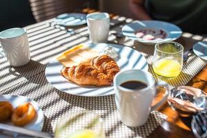 frisches und leckeres Frühstück im Café im Freien foto