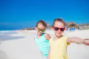 entzückende kleine Mädchen während der Sommerferien. Kinder genießen ihre Reise foto