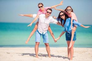 Foto einer glücklichen Familie, die Spaß am Strand hat. sommerlicher Lebensstil