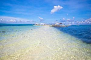 kleine Boote am weißen tropischen Strand foto