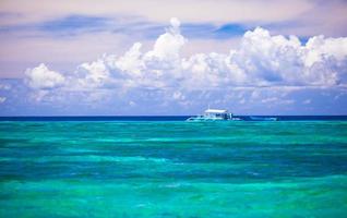 Unglaublich sauberes türkisfarbenes Wasser im Meer in der Nähe der tropischen Insel foto