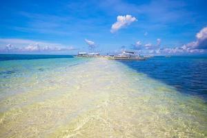 kleine Boote am weißen tropischen Strand foto