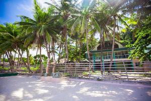 Verlassenes und verlassenes Hotel im Dschungel am weißen Strand foto