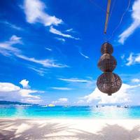 ungewöhnliche Laterne auf dem weißen Strand Hintergrund blauer Himmel foto