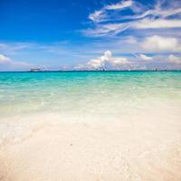 Perfekter tropischer Strand mit türkisfarbenem Wasser und weißem Sand foto