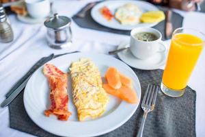 Gesundes, leckeres Frühstück am Tisch im Café im Freien foto