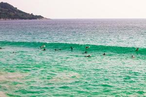 Draufsicht einer Gruppe unbekannter Surfer, die auf eine Welle warten foto