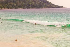 Draufsicht einer Gruppe unbekannter Surfer, die auf eine Welle warten foto