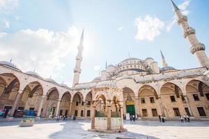Innenhof der Blauen Moschee - Sultan Ahmed oder Sultan Ahmet Moschee in der Stadt Istanbul. foto