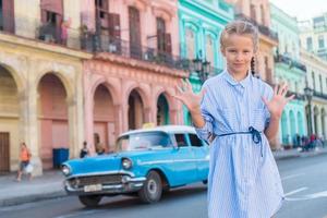 Entzückendes kleines Mädchen in der beliebten Gegend in Alt-Havanna, Kuba. Porträt des süßesten Kindes im Freien auf einer Straße von Havanna foto