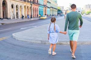 Familie in beliebter Gegend in Alt-Havanna, Kuba. kleines Kind und junger Vater im Freien auf einer Straße von Havanna foto