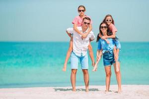 junge familie im urlaub hat viel spaß foto