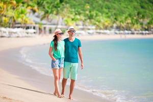 junges Paar am weißen Strand. glückliche familie im flitterwochenurlaub foto