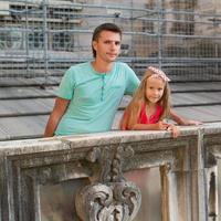 entzückendes kleines mädchen mit vater auf dem dach des duomo, mailand, italien foto