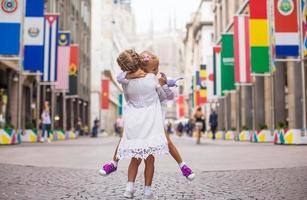 kleine schöne Mädchen, die in Mailand spazieren gehen foto