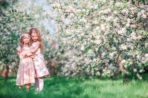 entzückende kleine Mädchen am Frühlingstag im Freien foto