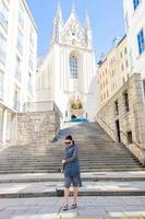 Frau, die in der Stadt spazieren geht. junger attraktiver tourist im freien in der europäischen stadt foto