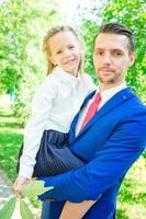 Vater mit Tochter zur Schule. entzückendes kleines Mädchen, das sich sehr darüber freut, wieder zur Schule zu gehen foto