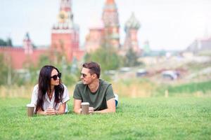 junge Dating-Paare in der Liebe zu Fuß in der Stadt Hintergrund St. Basilikum-Kirche foto