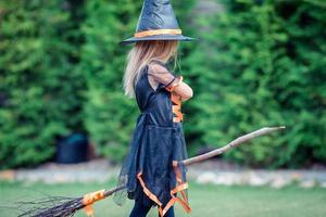 glückliches Mädchen im Halloween-Kostüm mit Jackkürbis. Süßes oder Saures foto