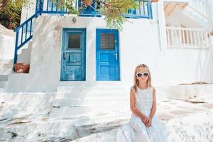 entzückendes kleines Mädchen in der alten Straße des typischen griechischen traditionellen Dorfes foto