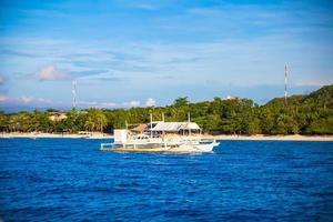 großer katamaran im offenen meer nahe der insel bohol foto