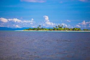 schöne tropische unbewohnte insel auf den philippinen foto