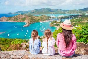 Familienurlaub. Blick auf den englischen Hafen von Shirley Heights, Antigua, Paradise Bay auf der tropischen Insel in der Karibik foto