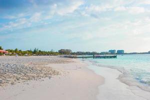 Perfekter weißer Strand mit türkisfarbenem Wasser auf einer wunderschönen Insel foto