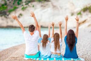 junge familie im urlaub hat viel spaß foto