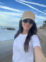 junge schöne frau, die selfie am strand macht foto