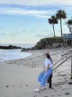 junge schöne Frau am Strand entspannen foto