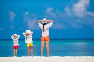 kleine Mädchen und Mutter am tropischen weißen Strand foto