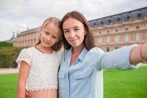 glückliche familie, die selfie in paris im französischen urlaub macht foto