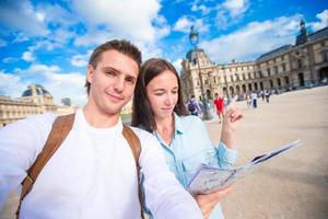 glückliches junges paar, das selfie im europäischen urlaub macht foto