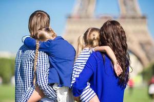 Glückliche Familie mit zwei Kindern in Paris in der Nähe des Eiffelturms foto