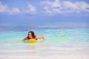 junge surferfrau, die während des strandurlaubs surft foto