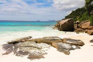 Landschaft eines wunderschönen exotischen tropischen Strandes mit türkisfarbenem Wasser foto