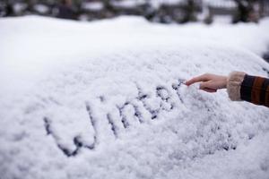 Winter im Schnee auf dem Auto geschrieben foto