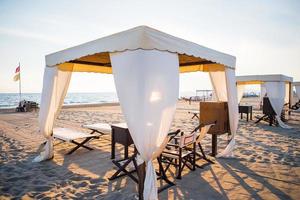 sonnenliegen am berühmten italienischen sandstrand von forte dei marmi foto